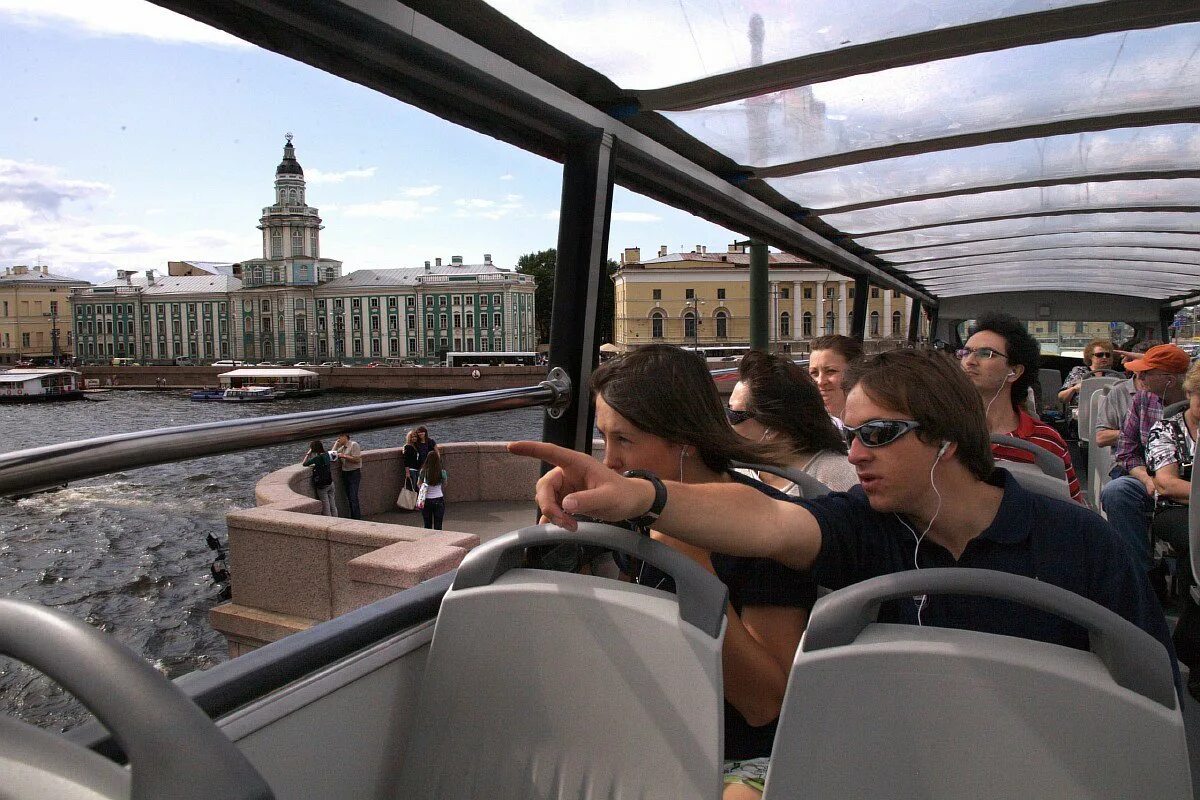 Туристы в Петербурге. Санкт-Петербург туристы и экскурсии. Экскурсии СПБ. Экскурсия на автобусе.
