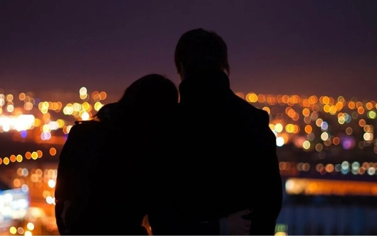 Семейный пара ночью. Пара вечер. Парень обнимает девушку со спины закат. Поздний вечер пара. Фото влюблённых пар в ночном городе.
