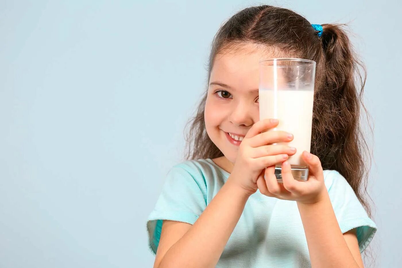 Мама молока пить. Девушка со стаканом молока. Молоко для детей. Девочка со стаканом. Ребенок со стаканом молока.