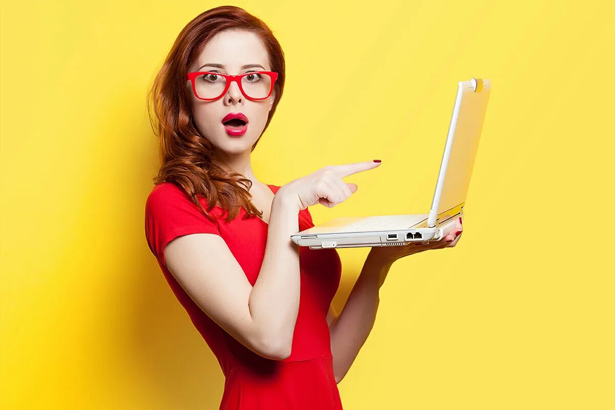 Девушка. Девушка возле компьютера. Человек за компьютером на белом фоне. Интернет герл. Интернет герл.