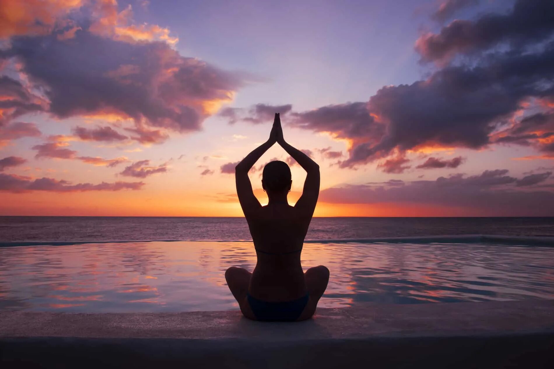 Йога на закате. Девушка йога на закате. Медитация на берегу моря. Медитация на море.