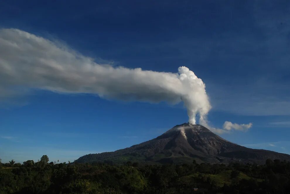 Toba вулкан извержение. Извержение тоба. Извержение вулкана тоба на суматре. Супервулкан 2005. Извержение супервулкана тоба в индонезии.