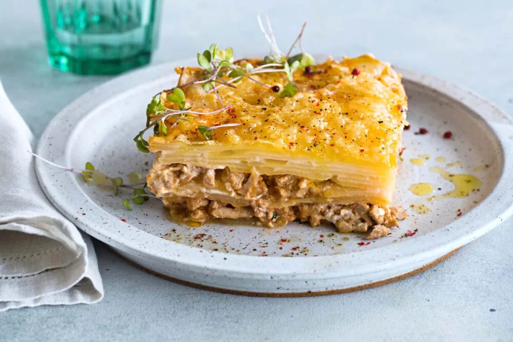 Запеканка картофельная с фаршем в духовке. Картофельная запеканка с фаршем индейки. Запеканка из фарша индейки. Запеканка с тертым картофелем. Запеканка с фаршем индейки.
