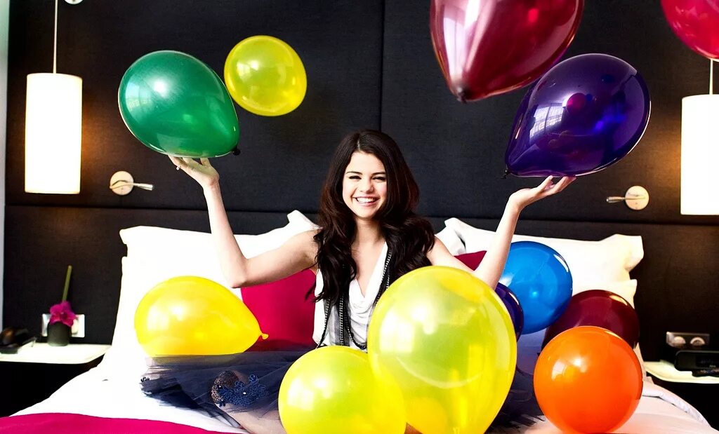 Доброе утро шарами. Selena Gomez шарики. Девушка с воздушными шарами.