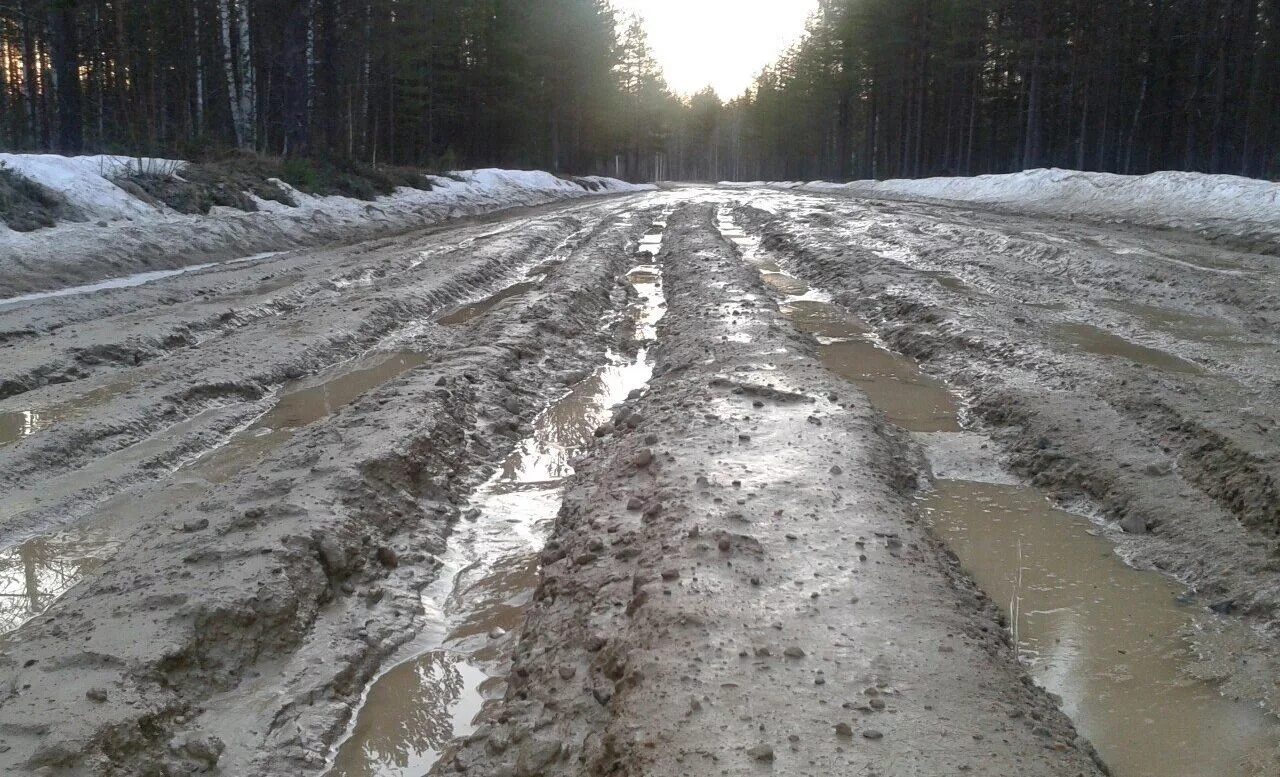 Грунтовая дорога в деревне. Плохая грунтовая дорога. Грязная дорога. Осенняя и весенняя распутица. Сельская дорога.