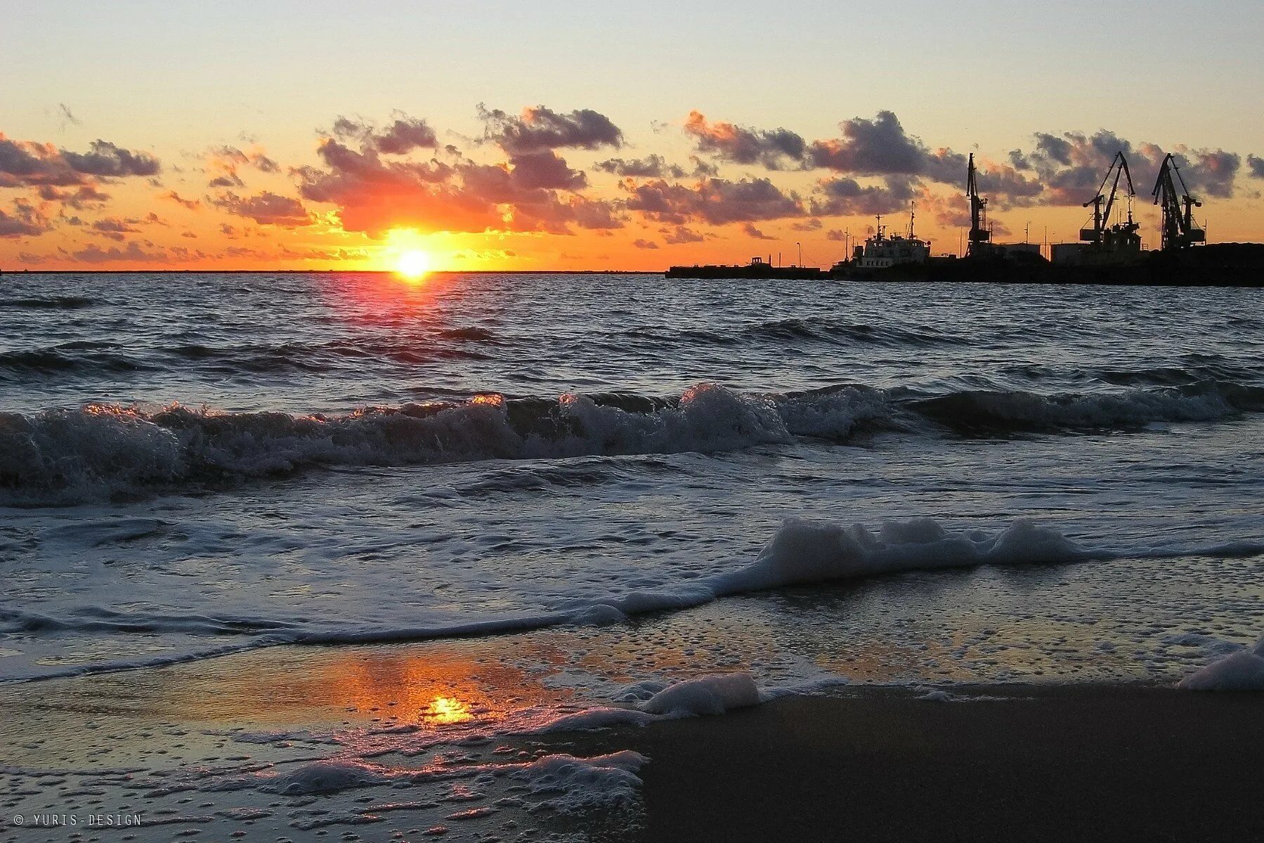 Бердянск море. Маяк азовское море бердянск. Город бердянск. Азовское море бердянск фото. Бердянск азовское море пляж.