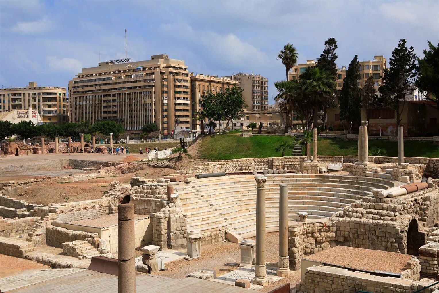 Александрия древний город. Дворец в александрии египетской. Каир египет александрия. Египет александрия амфитеатр. Римский амфитеатр в александрии.