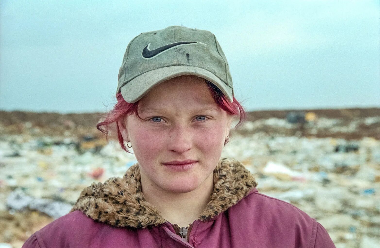 Ханна Полак Юля. Юля со свалки. Девочка Юля со свалки. Девушка на свалке.