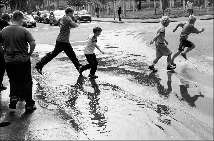 пусть бегут неуклюже. люди бегут под дождем. бегут пешеходы по лужам. неуклюжий пешеходы по лужам. бегут пешеходы по лужам.