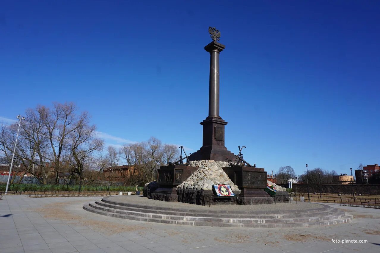 Кронштадт город воинской славы. Мемориал Кронштадт город воинской славы. Кронштадт стела "Кронштадт - город воинской славы".