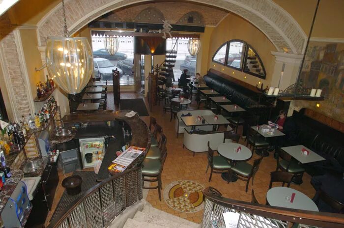 скромный клуб. стрип клуб. клубный интерьер. интерьер кафе. скромный клуб.