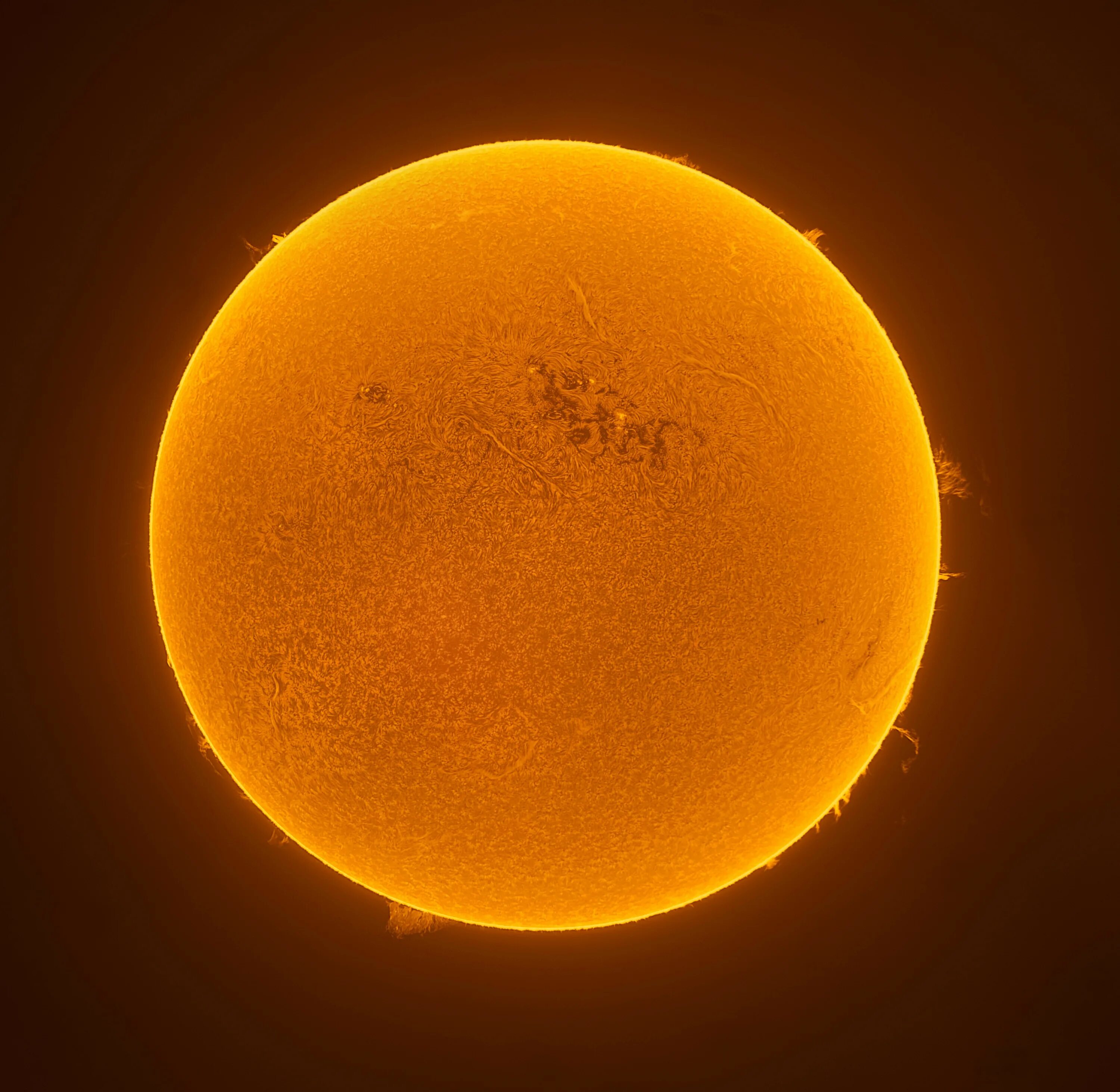 Солнце 4 апреля. Солнечная хромосфера. Снимки солнца. Солнце фото. Поверхность солнца.