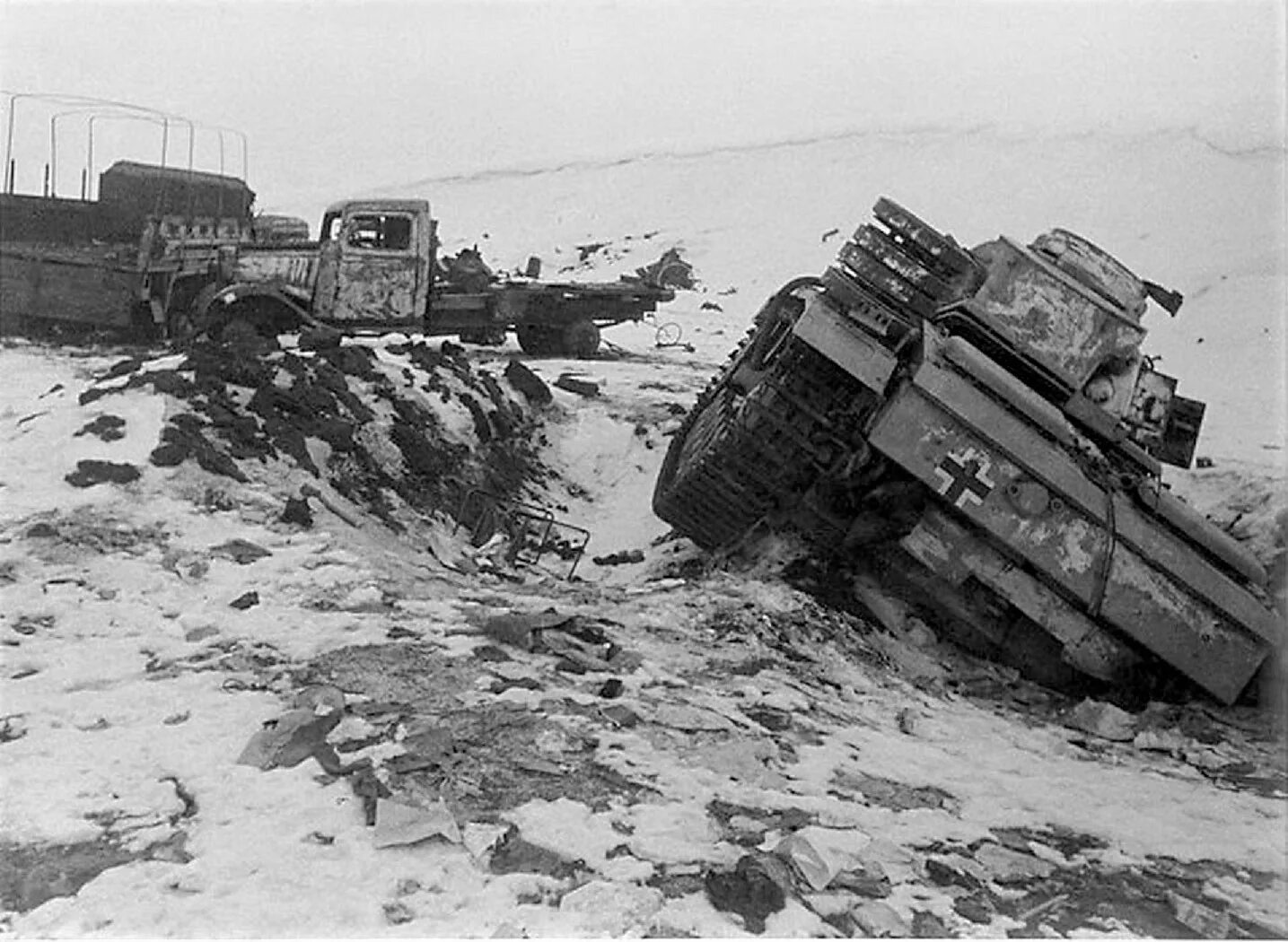 Подбитый вражеский танк. Разбитая немецкая техника под москвой 1941. подбитые немецкие танки под москвой. немецкие танки под сталинградом 1942. подбитые немецкие танки сталинград.
