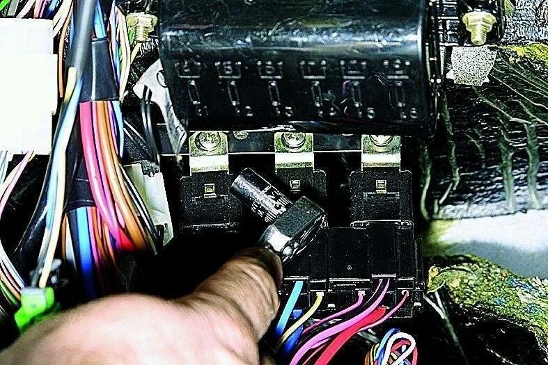 Реле 2131 инжектор где находится. Блок реле нива 21214. реле бензонасоса нива 21214. реле вентилятора нива 2131. реле бензонасоса ваз 21213.