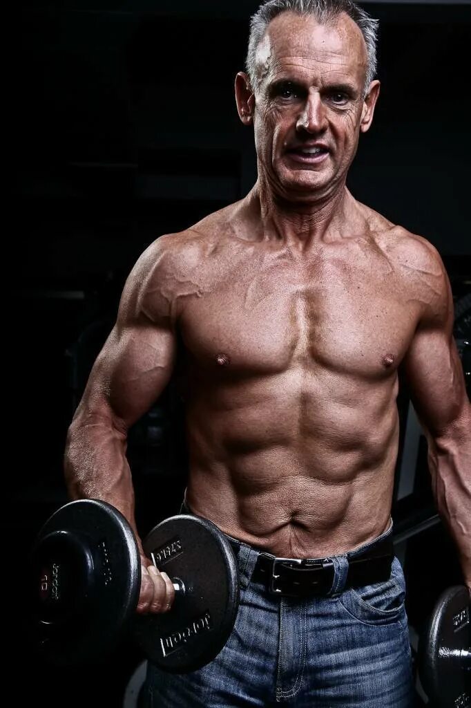 Фит 50. Силовые тренировки для роста мышц после 45-50 лет. Спортивные мужчины в возрасте. Спортивные мужчины после 40. Спортивный мужчина 50 лет.
