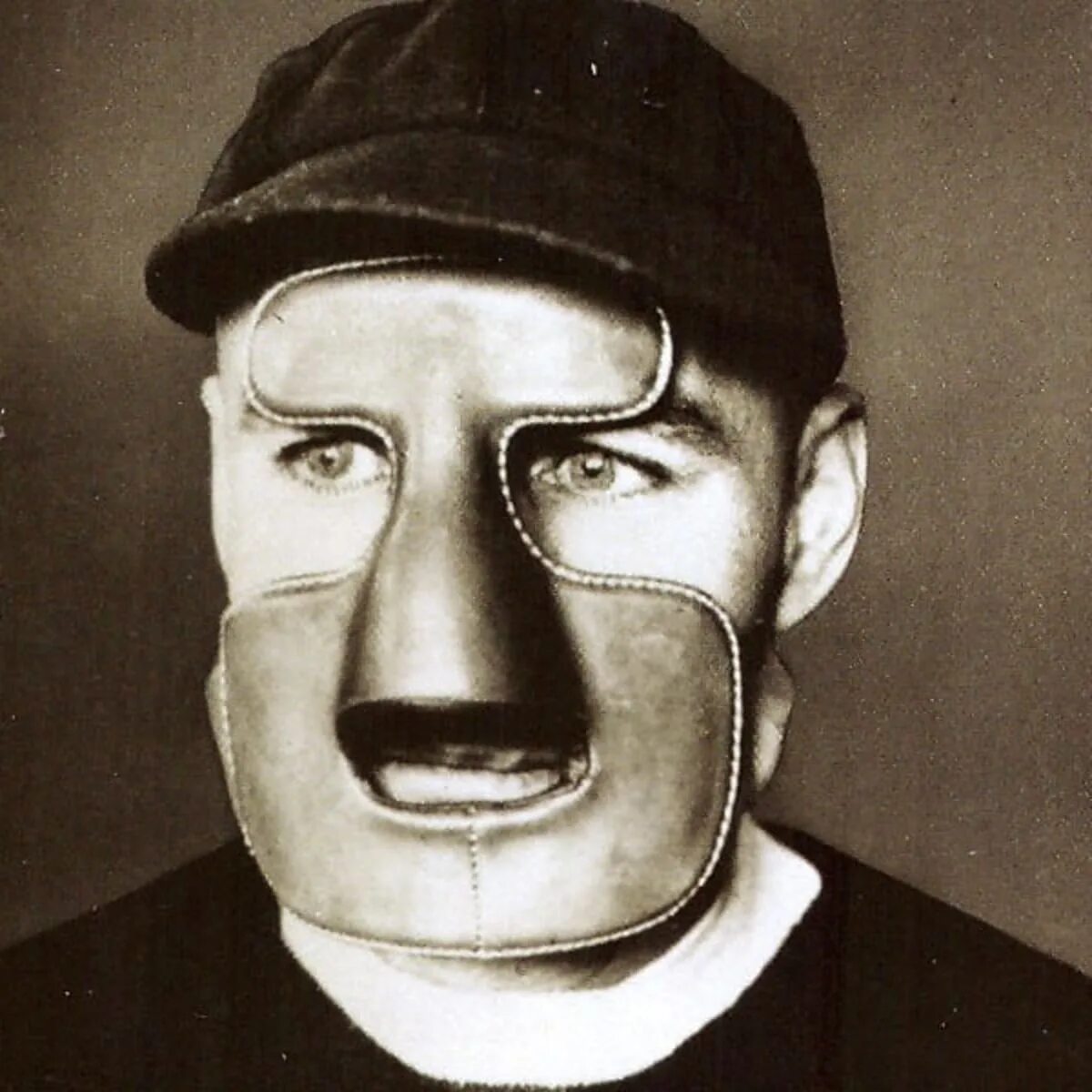 Маска первого помощи. Первые вратарские маски в хоккее 1929. Первая хоккейная маска.