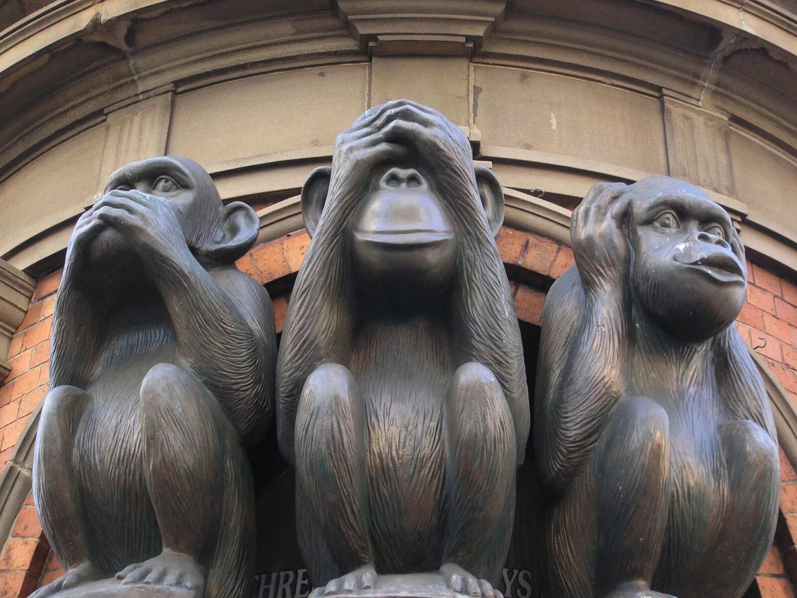 Обезьяны ничего не вижу. Обезьяны сандзару. Три обезьянки. Три обезьяны скульптура. Статуя 3 обезьяны.