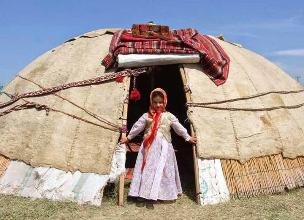 Дом юрта. Юрта с людьми. Какой народ живет в юрте. Юрта монголо татар. Какой народ использовал юрту.