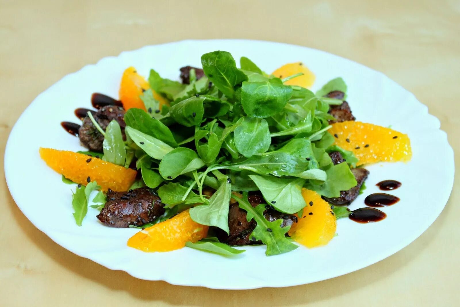 Руккола с куриной печенью. Тёплый салат с куриной печенью и апельсинами. тёплый салат с куриной печенью и апельсингм. салат с манго и куриной печенью. салат с куриной печенью и апельсинами и рукколой.