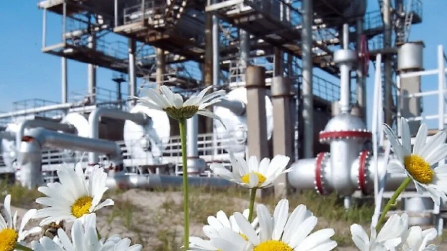 Экология и промышленность. Экология и нефтедобыча. Промышленный завод. Нефтяная промышленность экологические. Добыча нефти загрязнение.