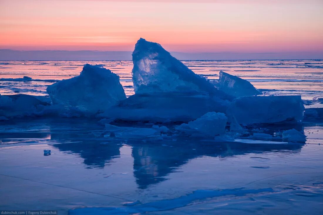Торосы что это. Ледяные Торосы на Байкале. Лед Байкала Торосы. Торосы в Арктике. Ольхон зима Байкл льдины.