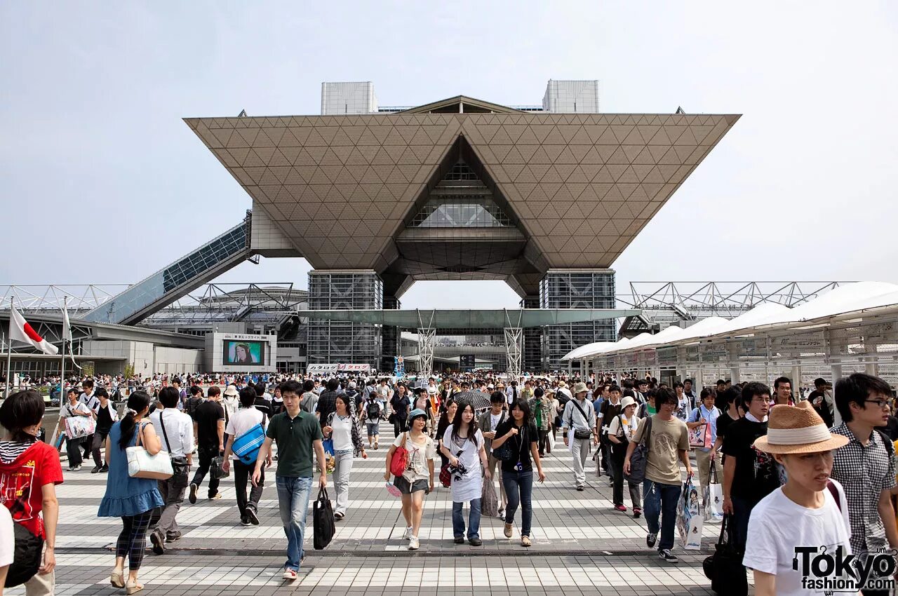 Комикет в Токио. Tokyo big Sight Комикет. Комикет в Японии. Комикет в Японии здание. Tokyo big