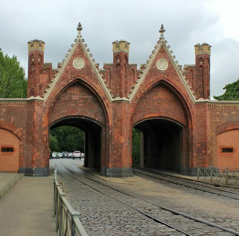 Калининград место где сохранились следы разных. Следы войны в калининграде. Ленинградский проспект калининград. Сейды кольского полуострова. Ворота в калининграде знаменитые бранденбургские.