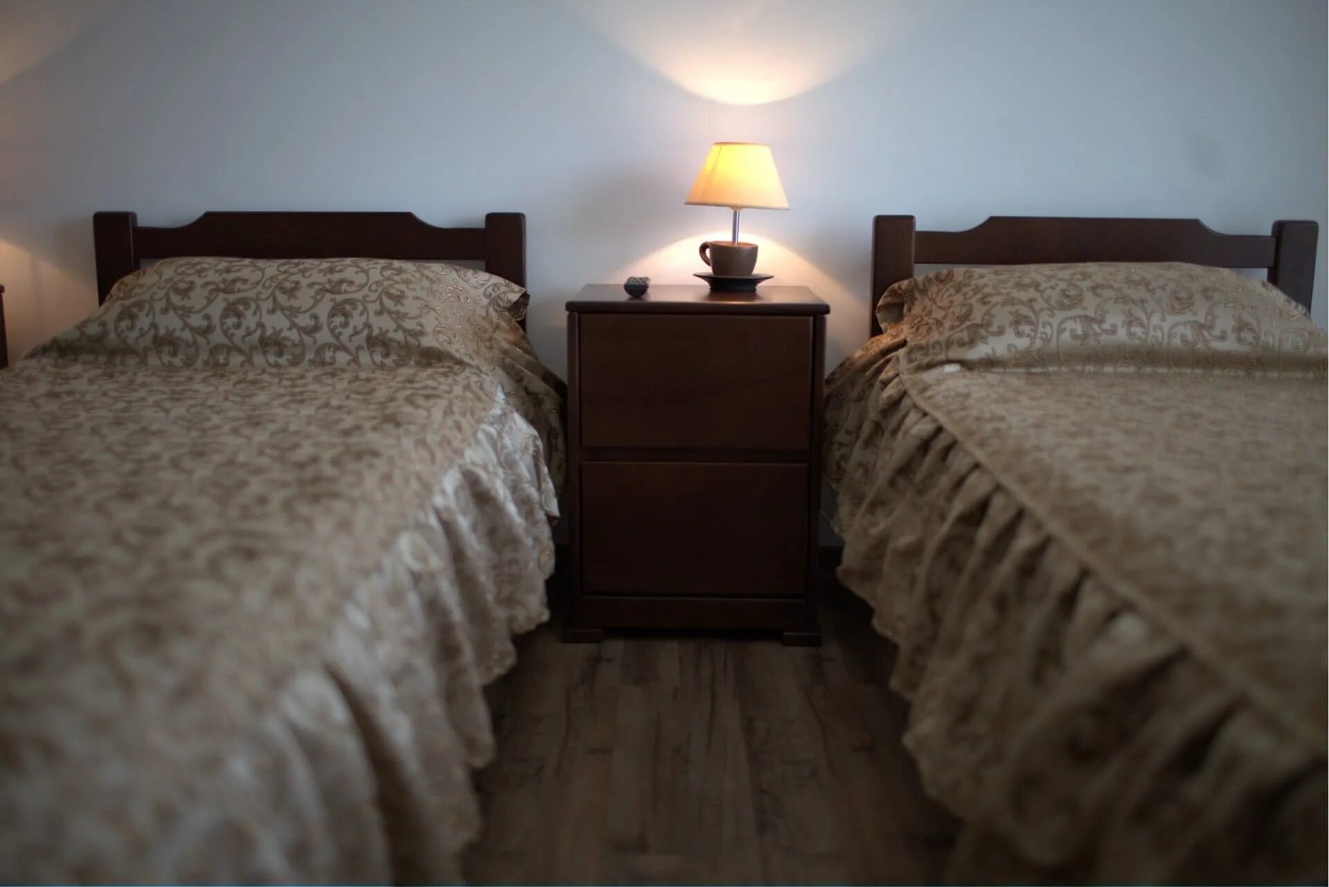 Две сестры отель. Сериал заклятые подруги. Отель три сестры севастополь фото. Крым-севастополь усадьба две сестры. Фотосессия с подругой в отеле.