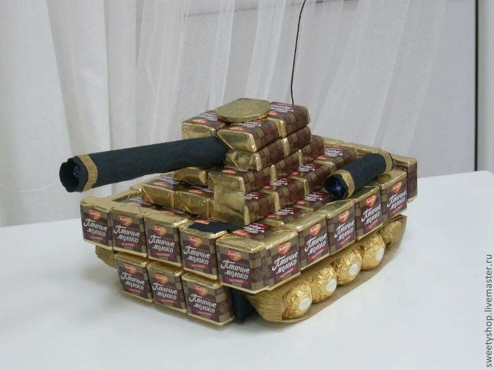 Оригинальные подарки на 23. Подарки на 23 февраля мужчинам. Подарки на 23 февраля мужчинам. Подарок на 23 февраля!. Танк из конфет.