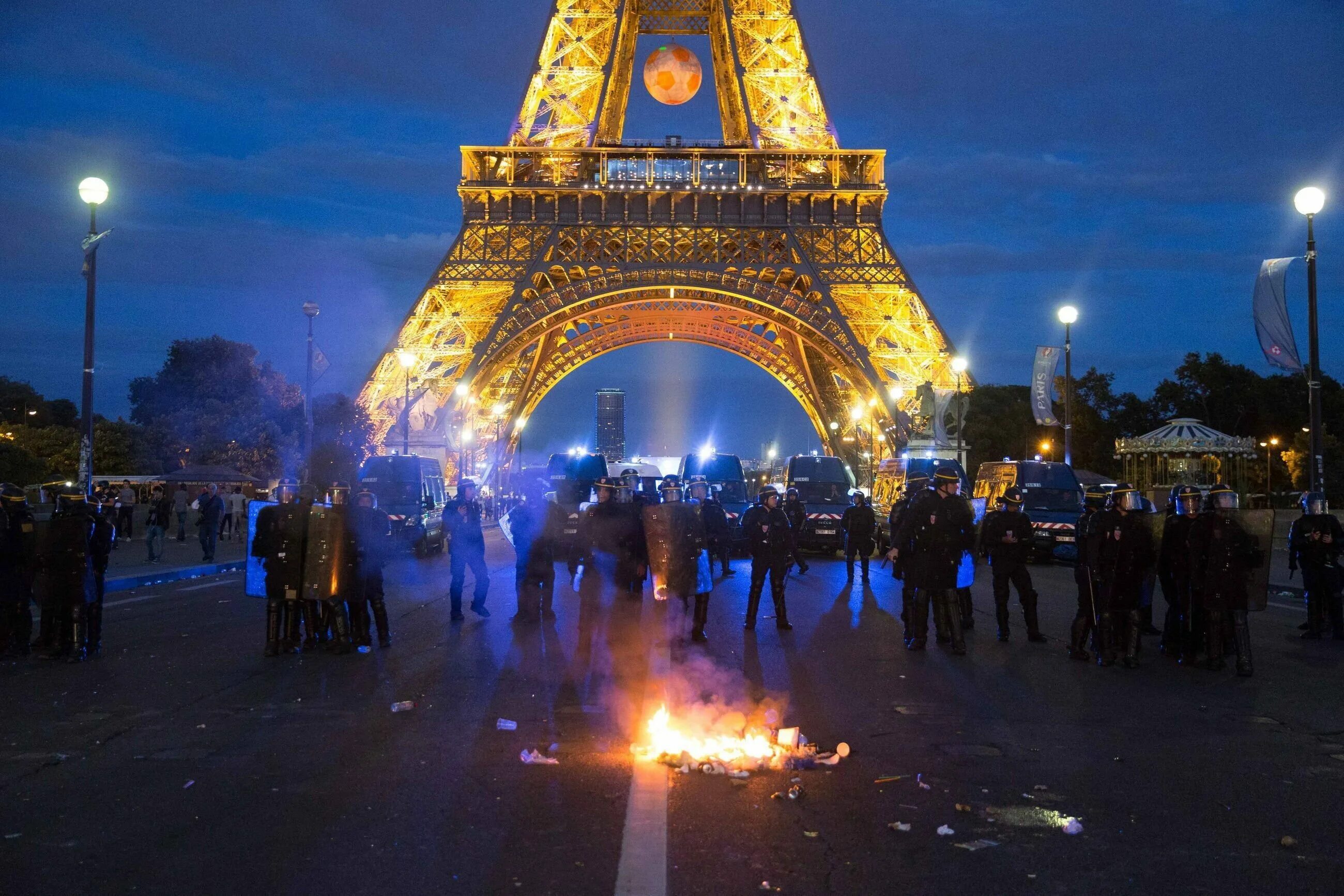 Париже сейчас день. Париж сейчас. Фото Парижа сейчас. Эйфелева башня фото ночью. Париж протесты Эйфелева башня.