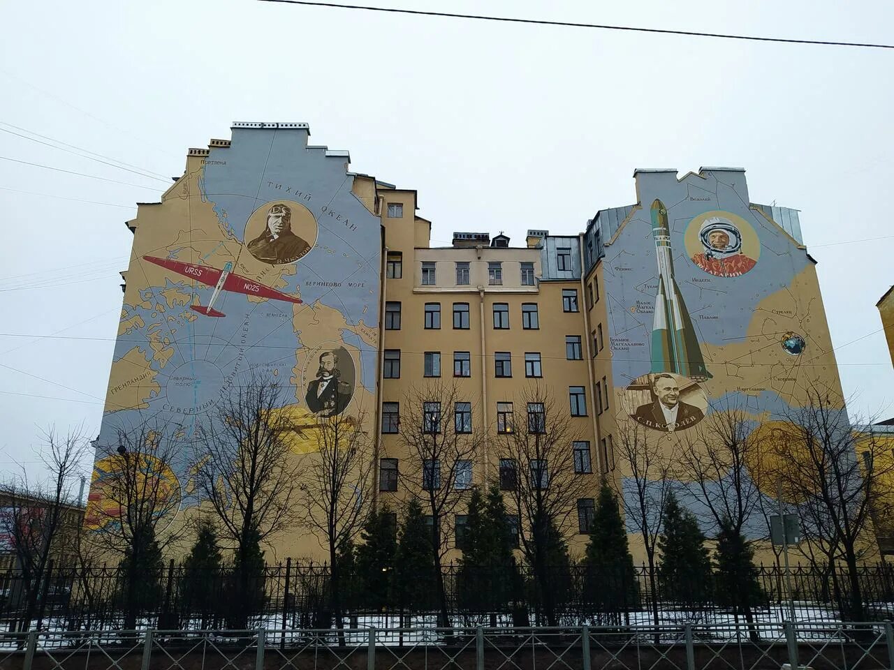 Дворик космонавтов в санкт-петербурге. Брандмауэр санкт-петербург. Масштабные граффити. Брандмауэр петербург. Двор космонавтов.