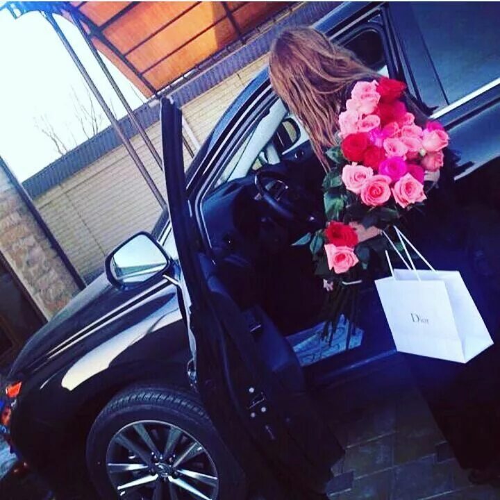 Девушка с цветущем шиповнике. Девушка одна в лесу. Туман девушка цветы. Девушка с цветами ночью. Эстетика ночи.