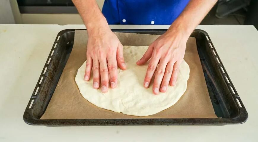 Тесто для пиццы. Тесто для пиццы на противне. Раскатанное тесто на протвине. Тесто для пиццы на противне. Тесто на протвине.