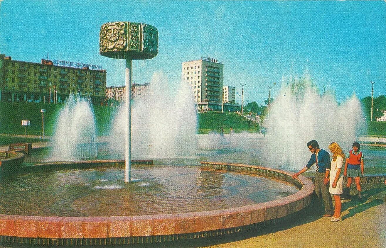 Время в сумах. Фонтан Луганск парк дружбы народов. Сквер дружбы народов СССР Луганск. Сумы фонтан. Советские фонтаны.