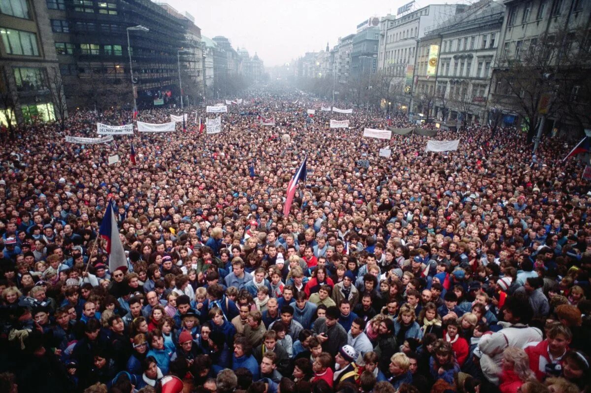 Бархатные революции 1989 страны. Бархатные революции 1989. Революция в Чехословакии 1989. Прага 1989г. Бархатная революция. Бархатная революция в Чехословакии.