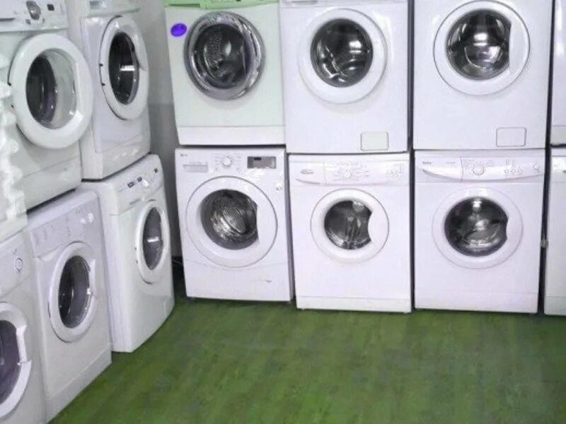 выкладка стиральных машин. склад стиральных машин. куча стиральных машин. стиральная машина б/у. магазин стиральных машин.