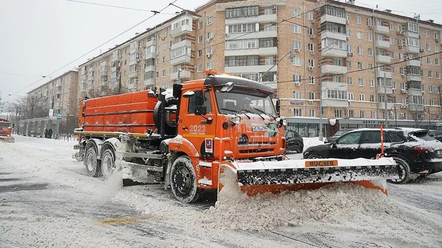 Беспилотный снегоуборщик. Коммунальная машина. Снег на улице. Машина которая убирает снег. Снегоуборщик россия