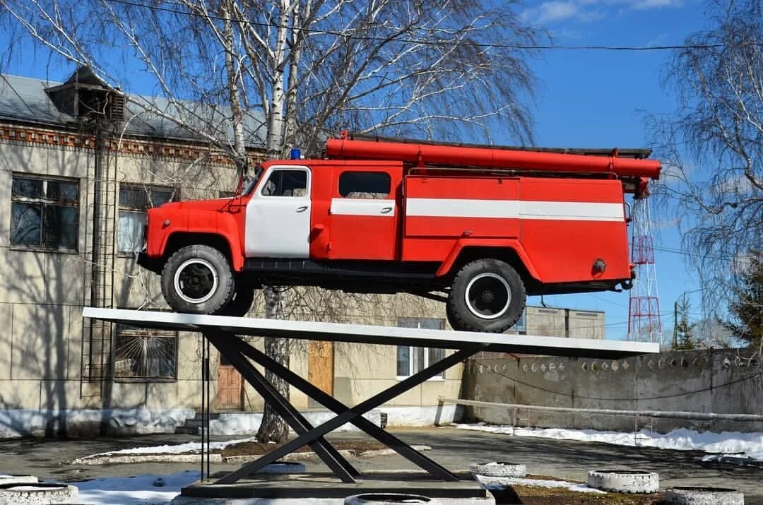 Памятники пожарной охраны курганской области. Варгашинский пожарный завод. ЗИЛ Варгаши пожарный. Памятник пожарному автомобилю. Пожарный автомобиль Варгаши.