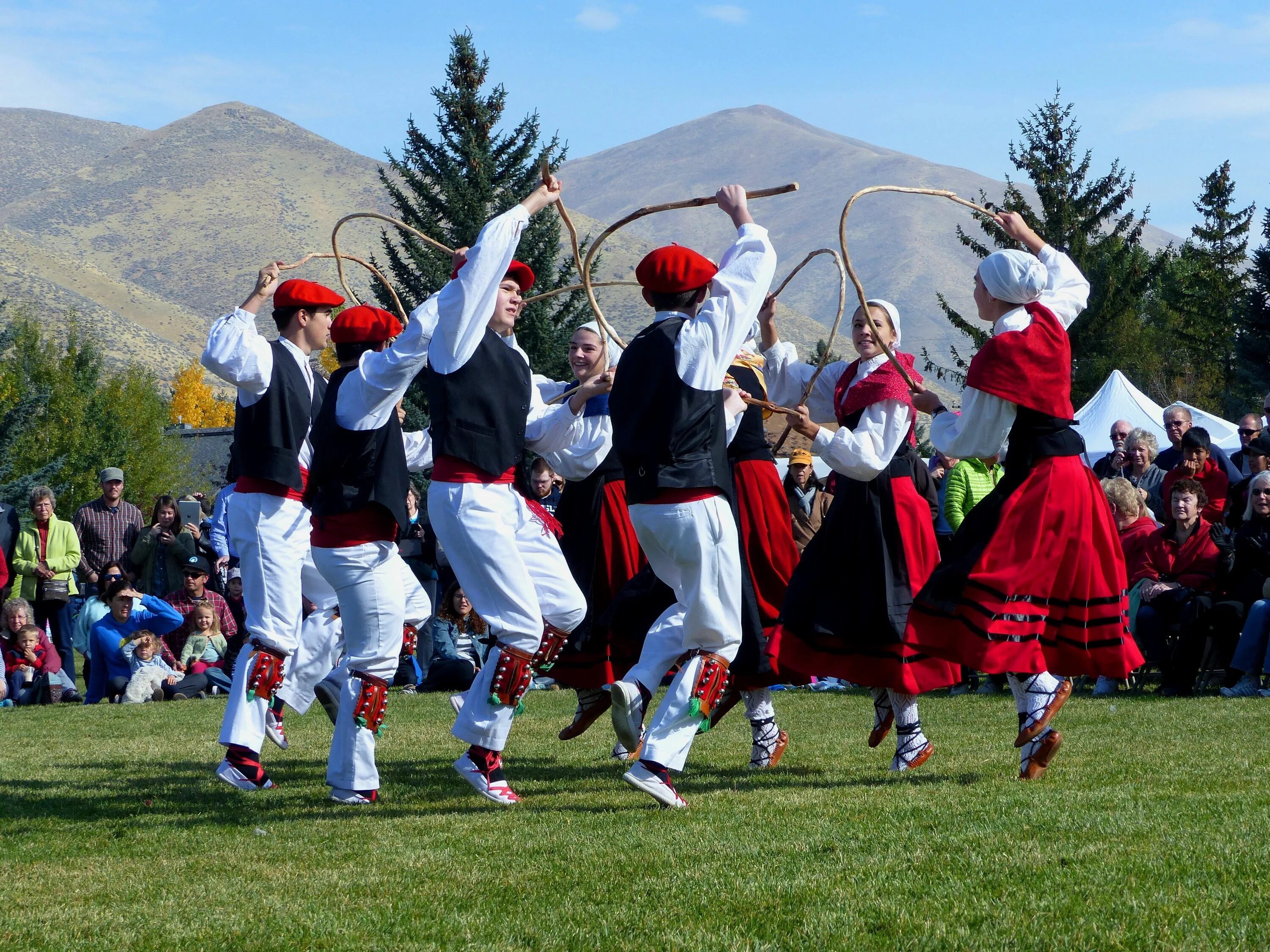 Unique culture. Баски народ в Испании. Баски характер народа. Баски народ в Испании внешность. Баски народы Франции.