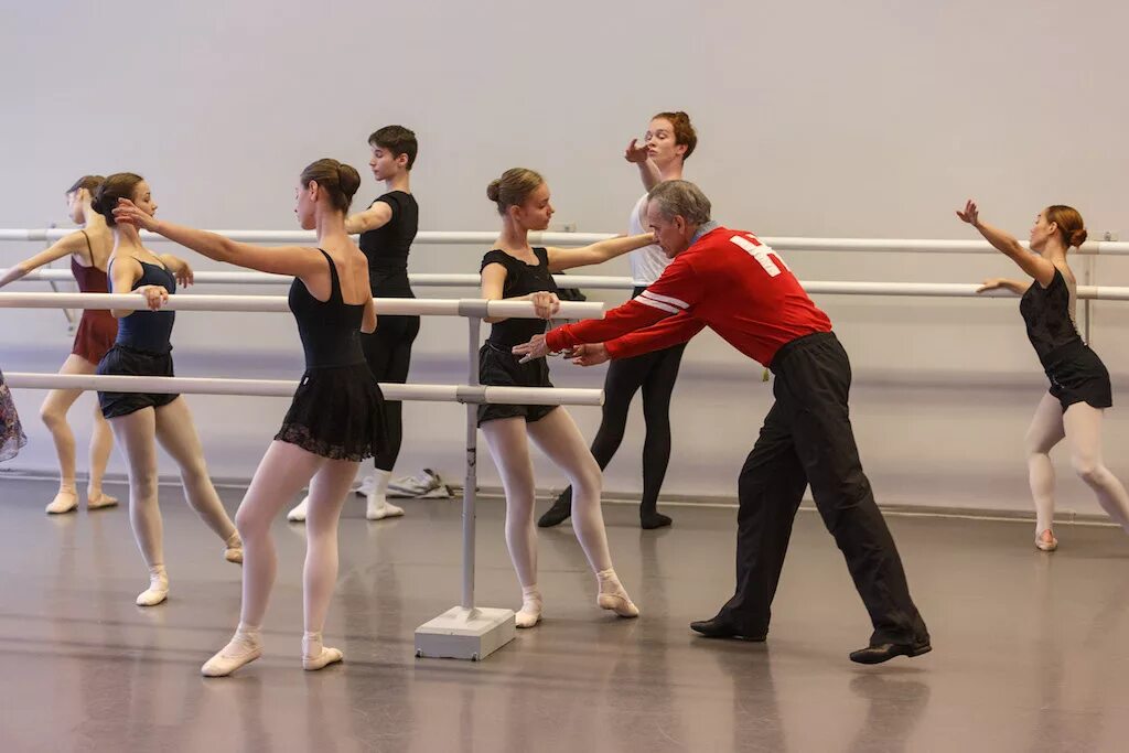 Балетмейстер большого театра. Солист балета большого театра никонов. Тихомирова балерина большого театра. Филин балетмейстер. Артист балета гордеев вячеслав.