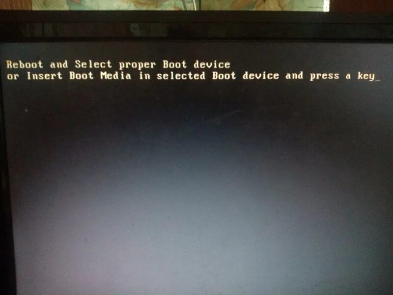 Экран стал черным как исправить. Надпись при загрузке компьютера. Чёрный экран при включении компьютера. При включении компа черный экран. При загрузке компьютера черный экран с надписью.