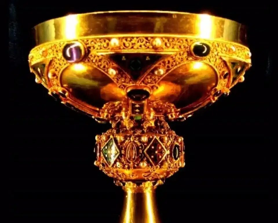 Святой грааль. Священный Грааль — чаша. Золотая чаша Грааль. Кубок Святой Грааль. Святой Грааль изумруд.