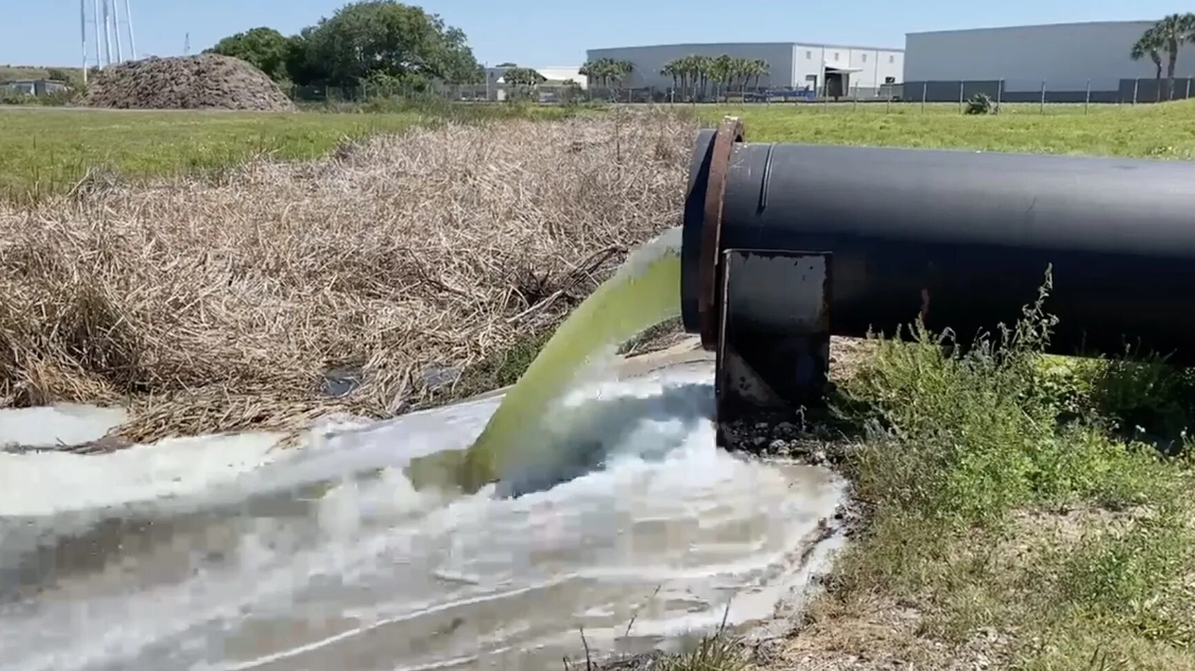 В газовую попала вода. Экологическая катастрофа во Флориде. Экологическая катастрофа в Кливленде. Отравленная вода. Резиновый барьер предотвращающий разлив химикатов.