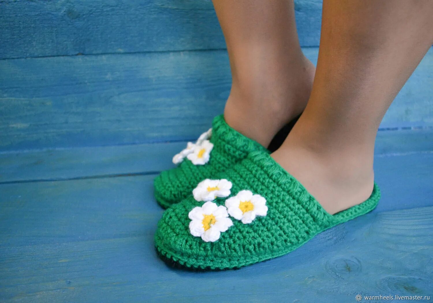 Вязаные домашние тапочки. Вязаные домашние шлепки. Вязаные тапочки крючком на войлочной подошве. Вязаные тапки крючком. Тапочки шлепанцы крючком.