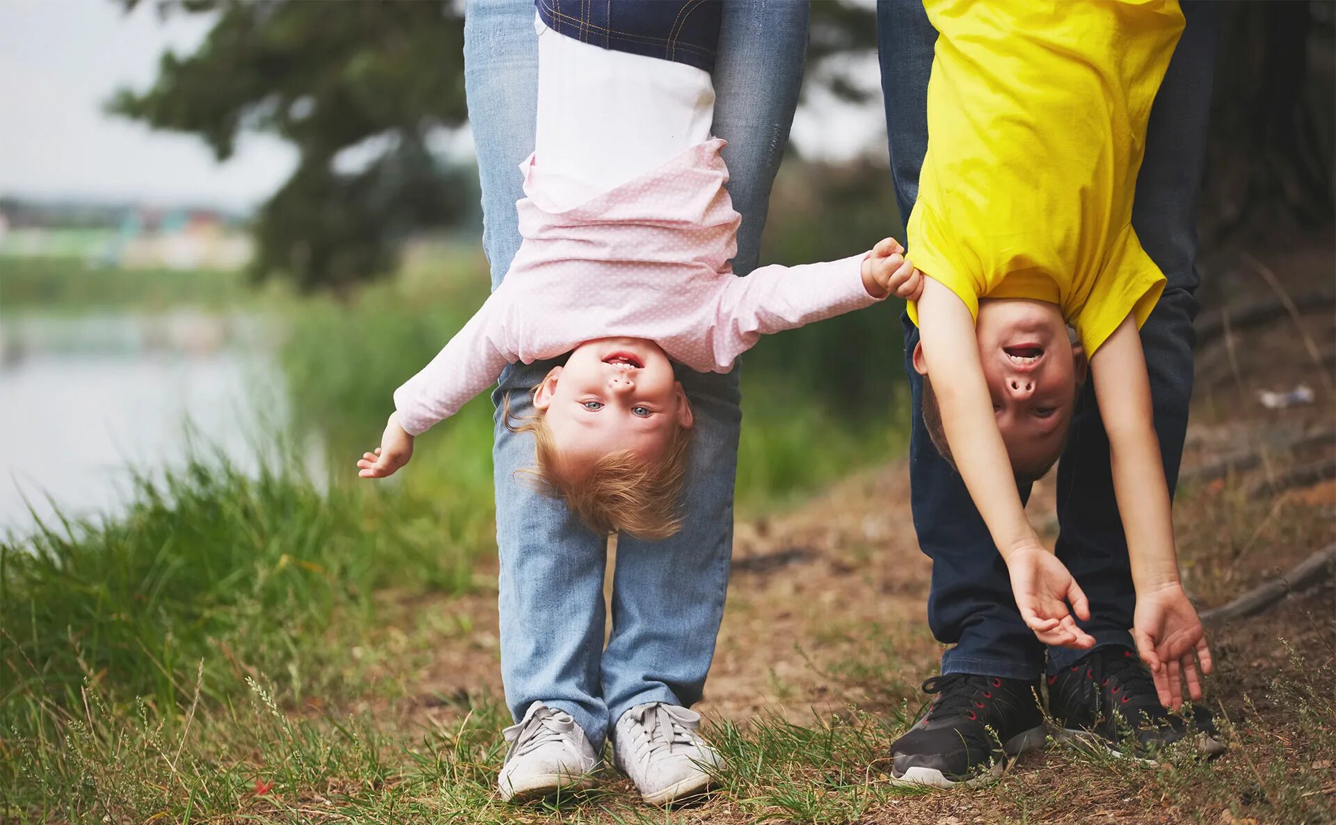 отец с синдромом дауна проработал на фабрике. дети вверх тормашками. ребенок на спине у папы. мужчина с ребенком за руку. папа с ребенком на руках у моря.