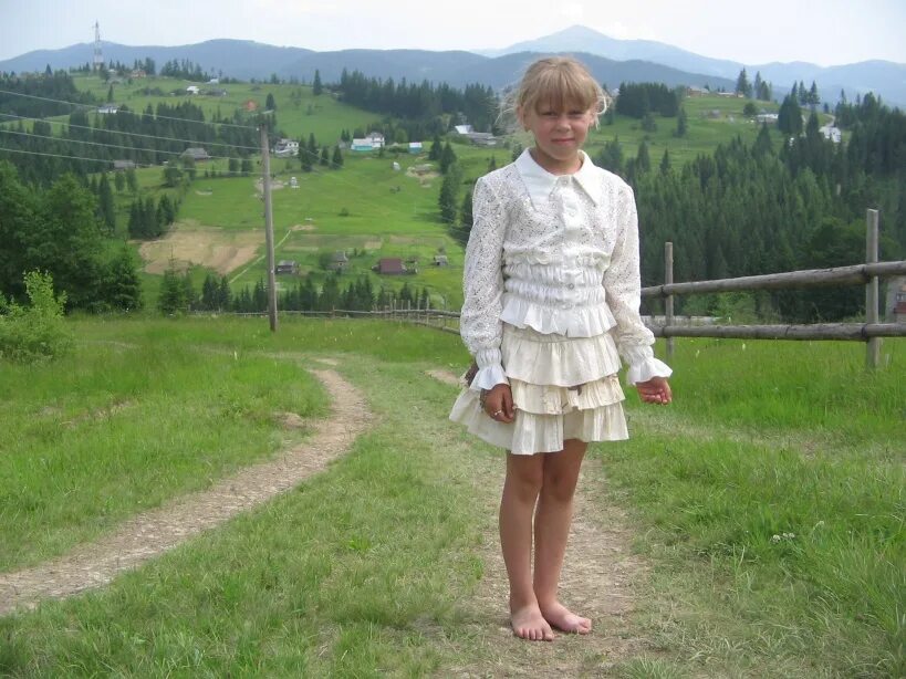 Поселок девочки. Маленькая деревенская девочка. Девочка 10 лет в деревне. Детское платье из деревни. Деревенская девочка 5 лет.