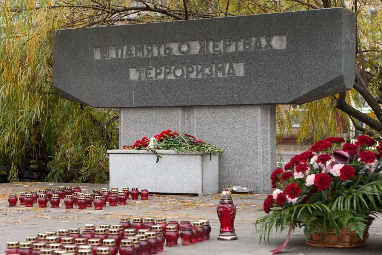 Памятник жертвам Норд-оста. Памятник жертвам терроризма на Дубровке. Мемориал в память о жертвах терроризма на Дубровке. Памятник на Дубровке Норд-ОСТ.