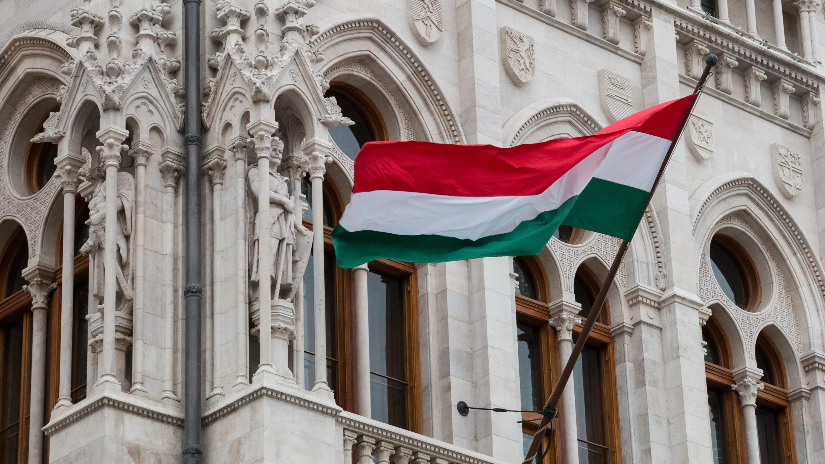 Венгрия ратифицировала. Будапешт флаг Венгрии. Парламент Венгрии и флаг. МИД Венгрии здание. Флаг Угорщины.