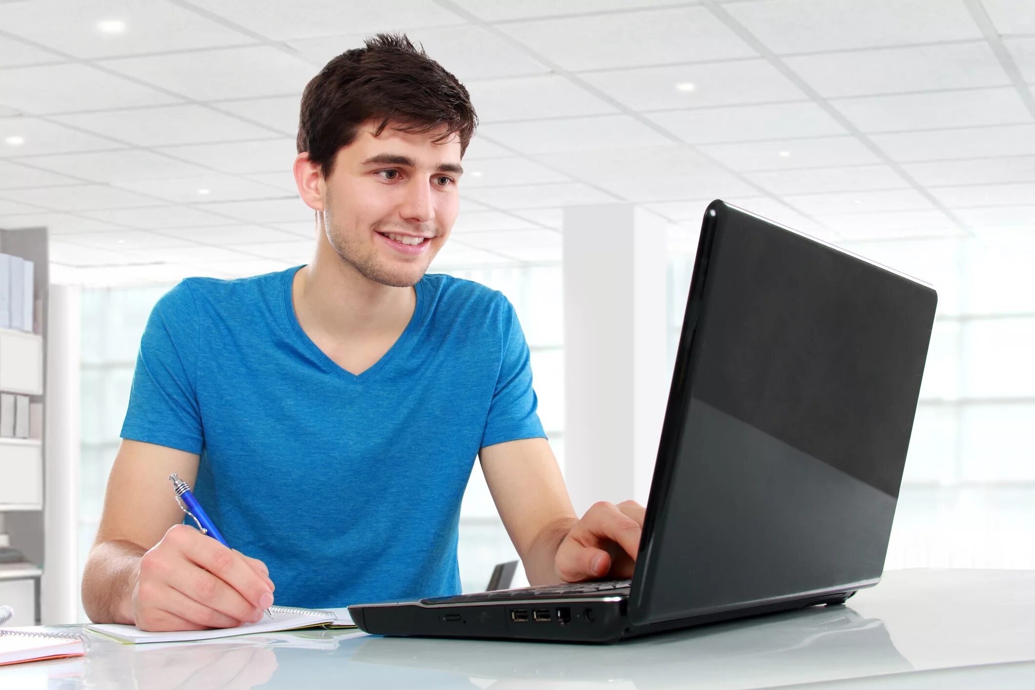 Students windows. Человек с ноутбуком. Человек за компьютером. Человек зам компьютером. Компьютер и человек.