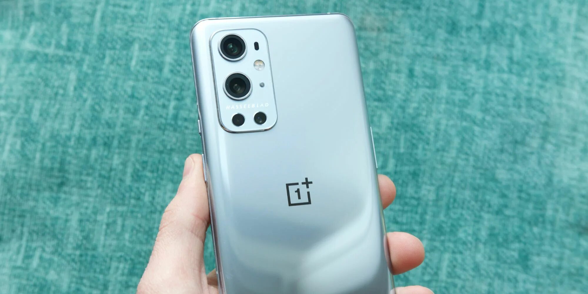 Oneplus find. Oneplus 9 pro подсветка. oneplus 9 pro цвета. oneplus 9rt задняя крышка. oneplus 9 в руке.